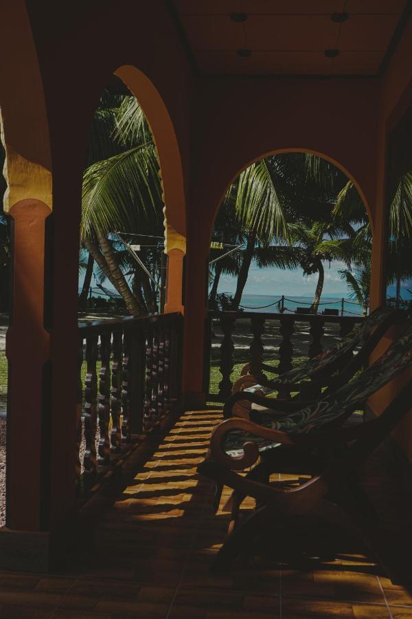 Anse Kerlan Beach Chalets Екстериор снимка